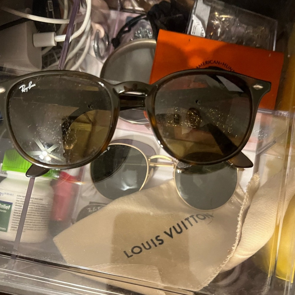 Tortoise Ray-Ban RB4259F frame with green lenses.